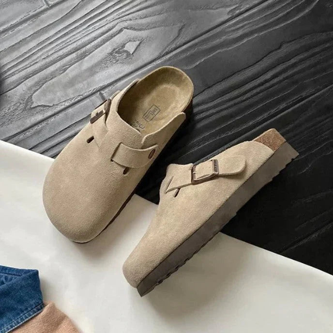 Orthopädische Clogs mit Schnalle geschlossen