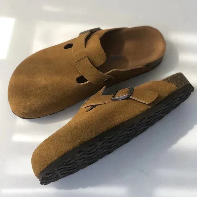 Orthopädische Clogs mit Schnalle geschlossen