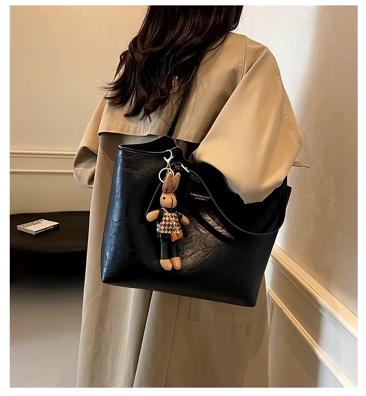 Damen Elegantes Schultertasche groß mit Anhänger – Ansicht 10