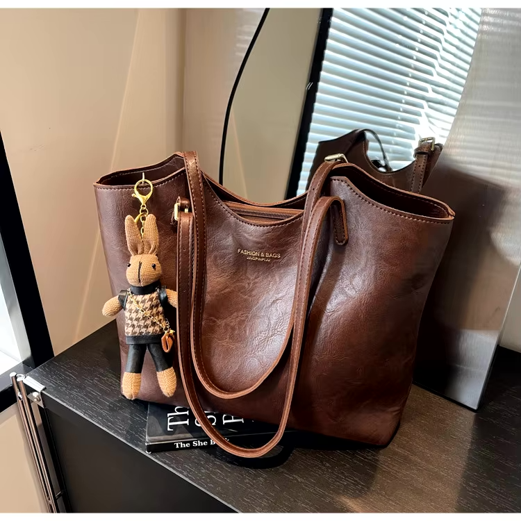 Damen Elegantes Schultertasche groß mit Anhänger – Ansicht 5