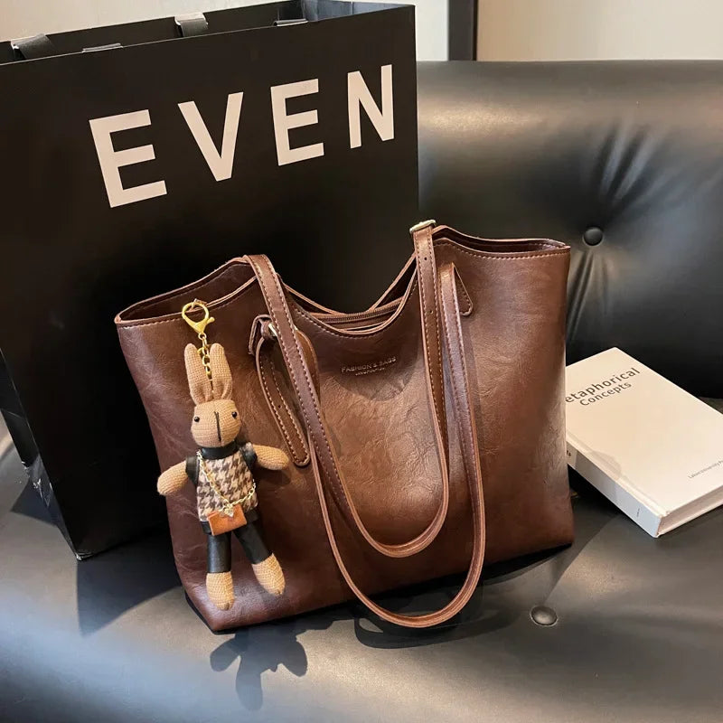 Damen Elegantes Schultertasche groß mit Anhänger – Ansicht 8
