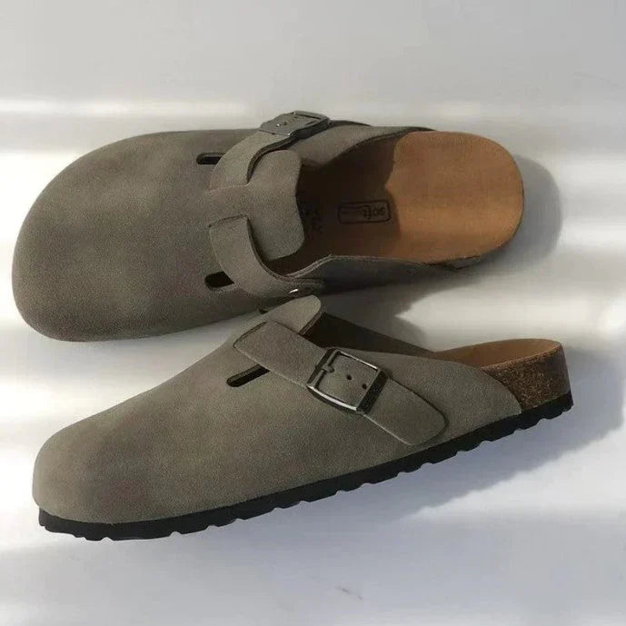 Orthopädische Clogs mit Schnalle geschlossen