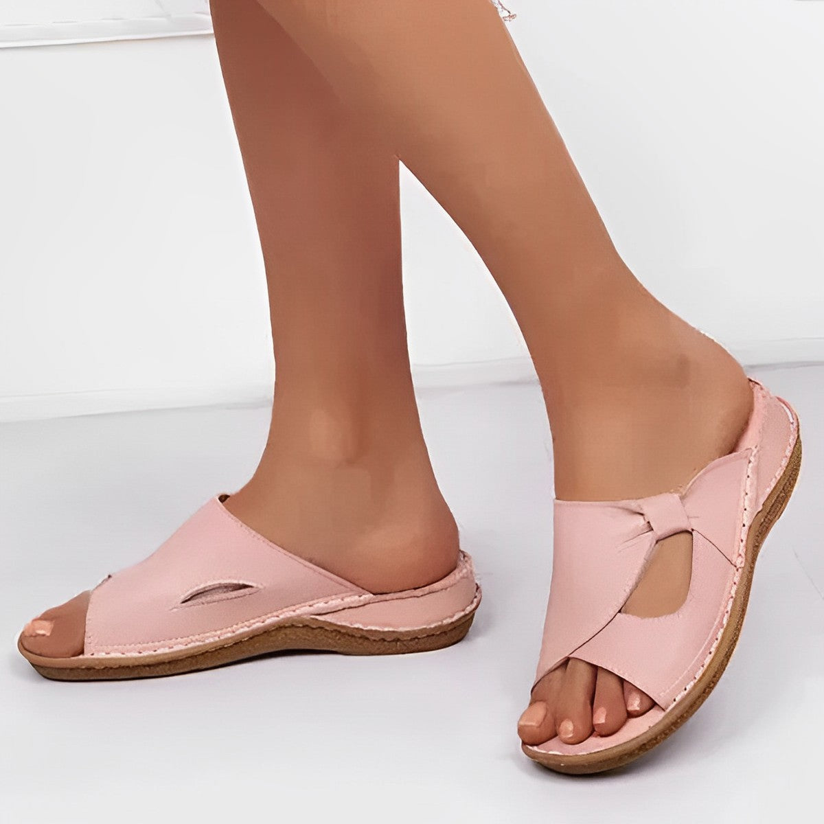 Orthopädische Sandalen mit Riemen und Nieten
