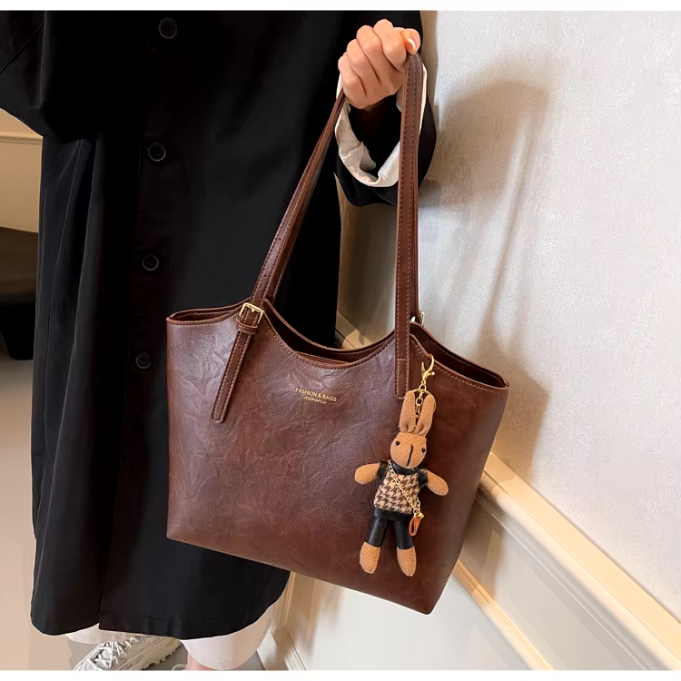 Damen Elegantes Schultertasche groß mit Anhänger – Ansicht 11