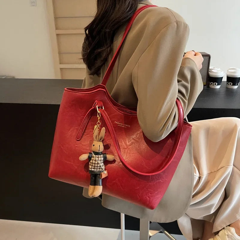 Damen Elegantes Schultertasche groß mit Anhänger – Ansicht 7