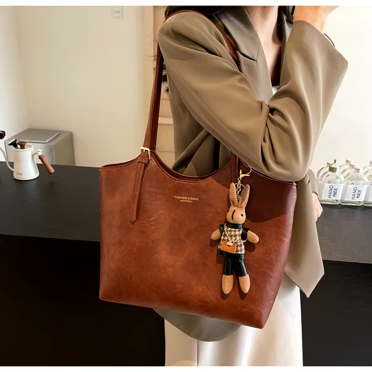 Damen Elegantes Schultertasche groß mit Anhänger – Ansicht 9