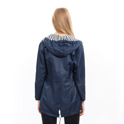 Thea - Wind- und wasserdichte Mackintosh-Jacke für Damen Front