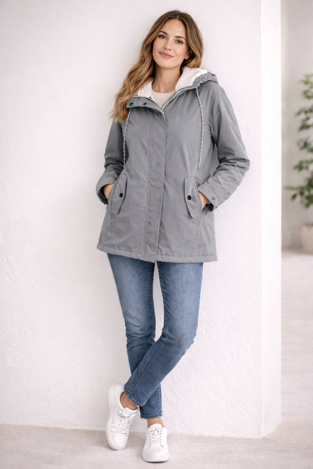 Vera - Lange Winterjacke mit Kapuze für Damen Close Up